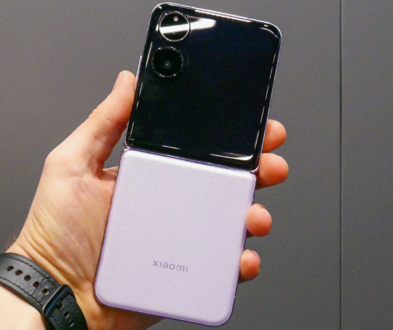 Xiaomi Mix Flip в руках